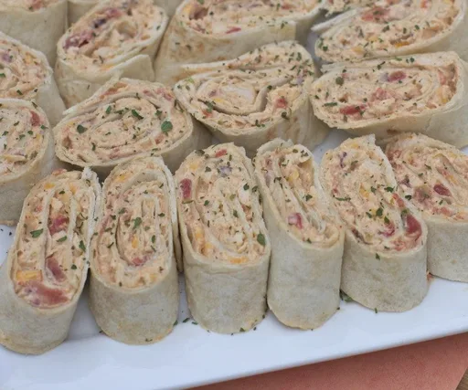Wraps y espirales de ensalada de pollo mexicana