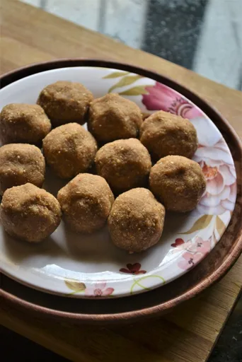 Kadalaiparuppu Thengai Urundai / Peanut Coconut Ball Recipe
