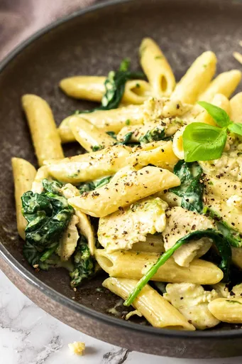 Pasta con pollo y espinacas