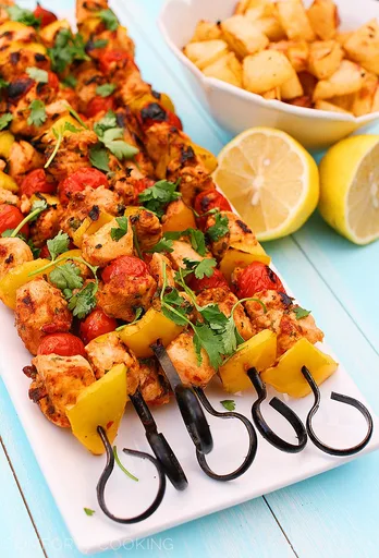 Brochetas de pollo picantes con patatas al limón