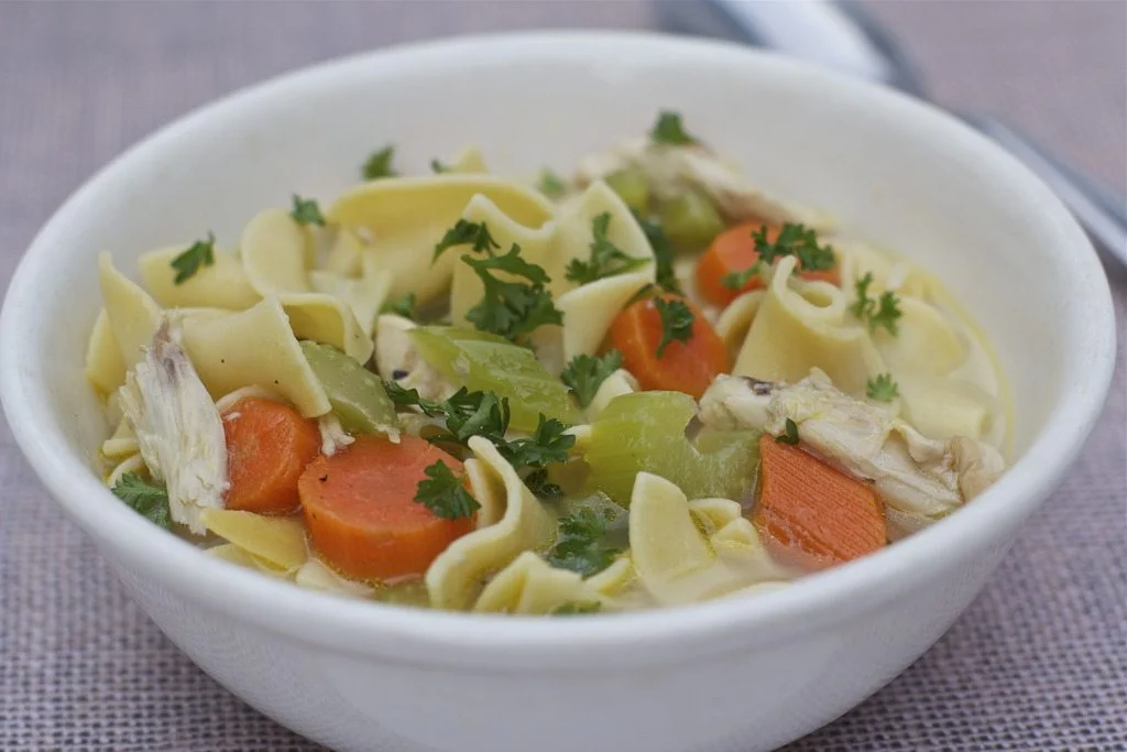 Receta de sopa de pollo con fideos casera