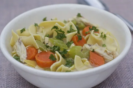 Receta de sopa de pollo con fideos casera