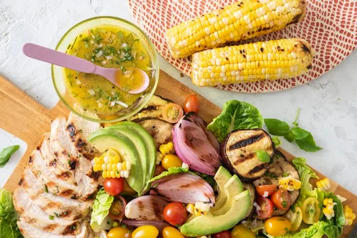 Ensalada de Pollo a la Parrilla, Verduras y Aguacate