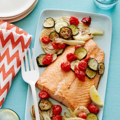 Cena de salmón al horno en bandeja