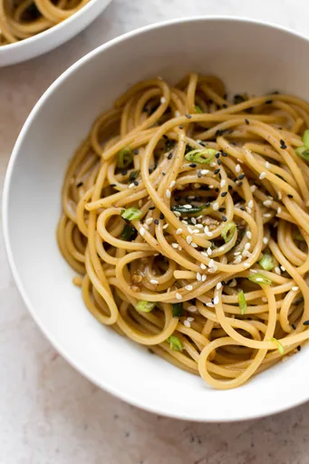 Fideos con mantequilla, ajo y jengibre en 15 minutos
