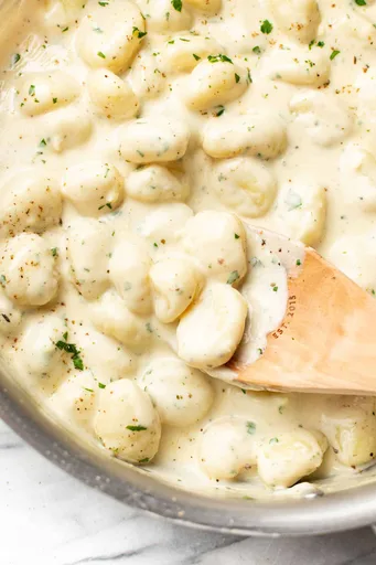 Gnocchi cremosos a la Alfredo en 15 minutos