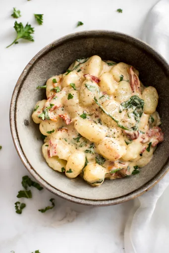Ñoquis cremosos con tomates secos y albahaca