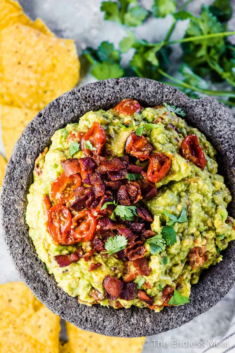 Guacamole con Tocino, Ajos Asados y Tomates