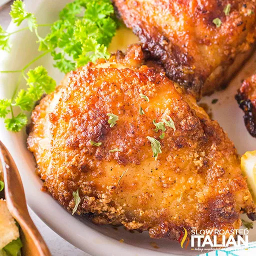 Muslos de pollo en freidora de aire (receta crujiente y jugosa)