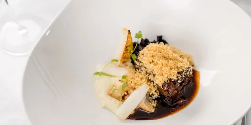 Rabo de toro estofado, apionabo, espuma de puré y abeto de Douglas