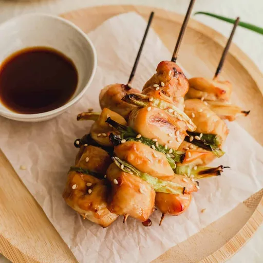 Yakitori (brochetas de pollo al estilo japonés)