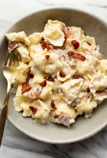 Tortellini Alfredo con bacon