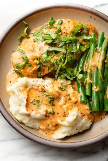 Pollo al horno con tomate y albahaca