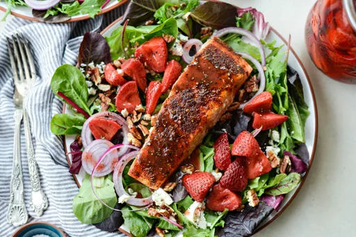 Ensalada de salmón especiado con vinagreta de fresa y pimienta
