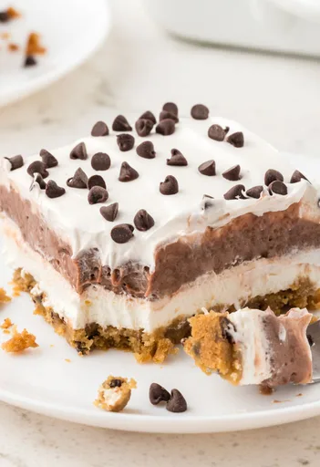 Postre de pudín en capas con galletas con pepitas de chocolate