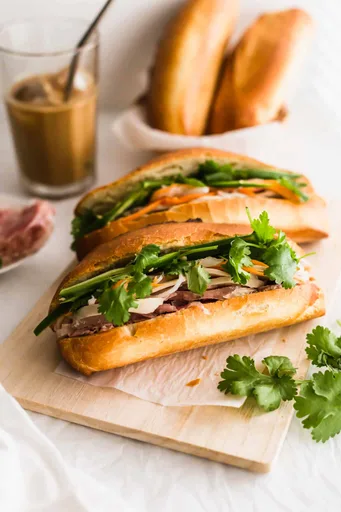 Banh Mi de embutidos (Sándwich vietnamita)