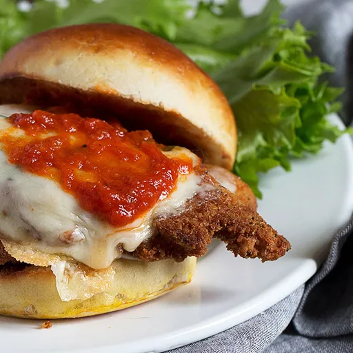 Sándwich de pollo a la parmesana