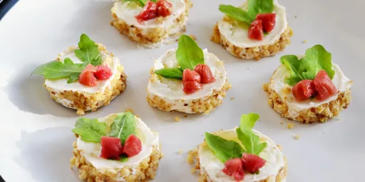 Medallones de queso de cabra con miel, nueces, rúcula y umeboshi