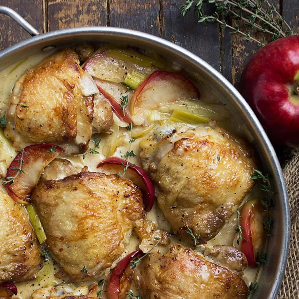 Poulet aux pommes et aux poireaux