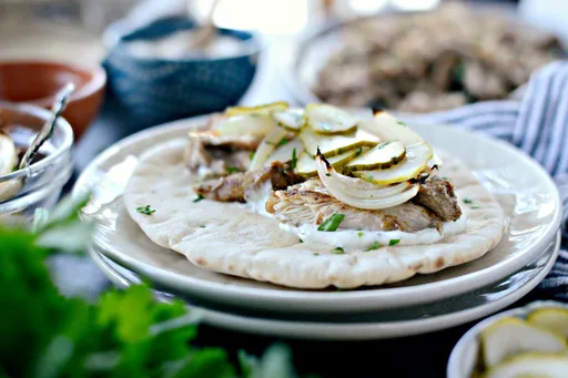 Wraps de shawarma de pollo con salsa de yogur, limón y tahini