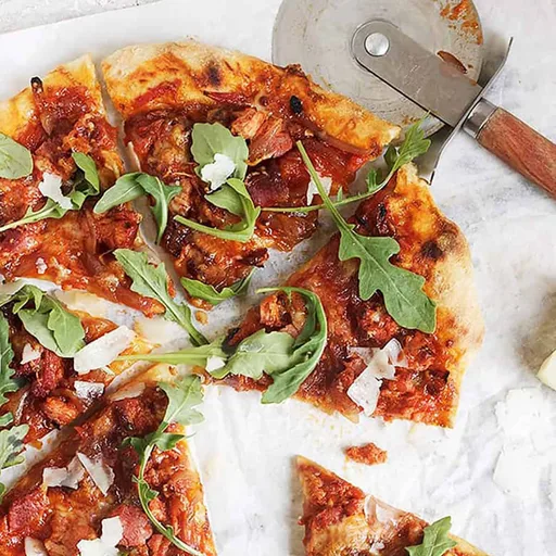 Pizza de queso manchego y chorizo