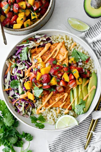 Salmón Cítrico con Salsa de Fresa y Mango