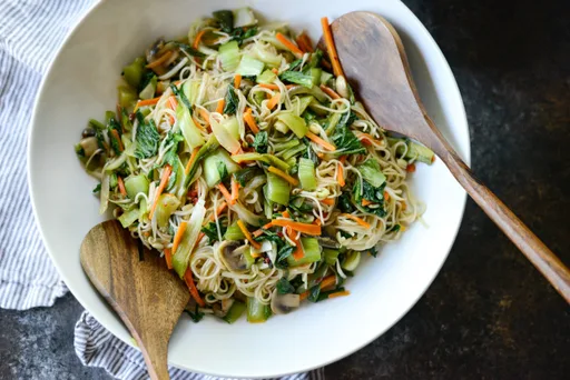 Salteño chino de fideos con verduras