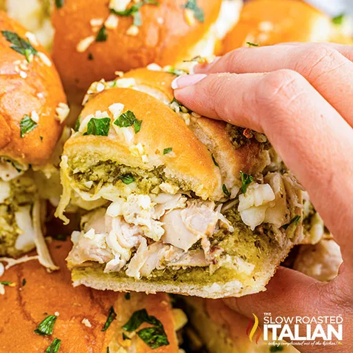 Sándwich de pollo al pesto