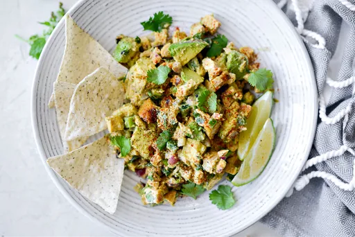 Ensalada de pollo a la parrilla con aguacate, cilantro y lima