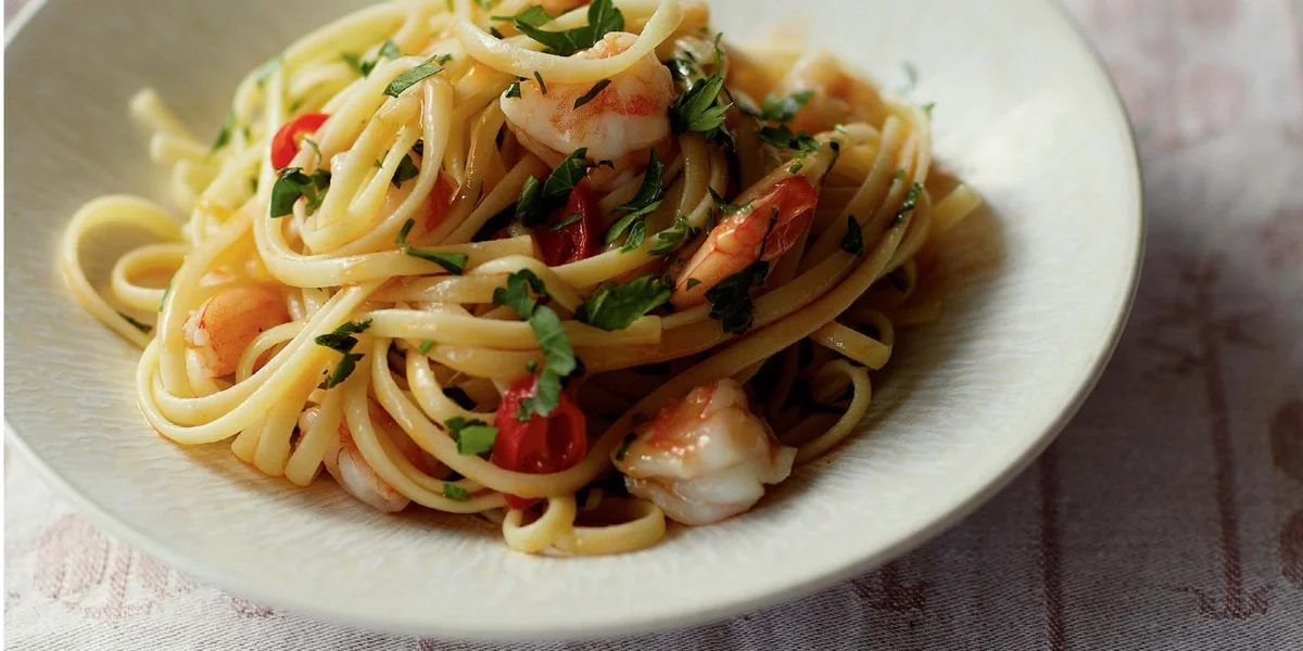 Linguine with prawns, lemon and parsley