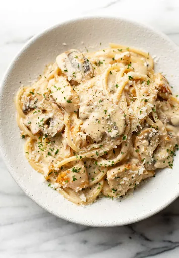 Pasta con pollo y champiñones