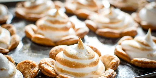 Tartaletas de merengue y mermelada