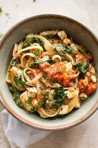 Pasta con pollo, feta y espinacas