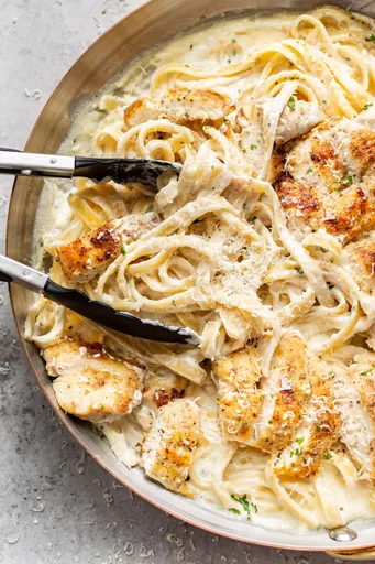 Fettuccine Alfredo con pollo
