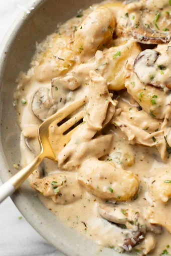 Ñoquis con Pollo, Champiñones y Vino Blanco