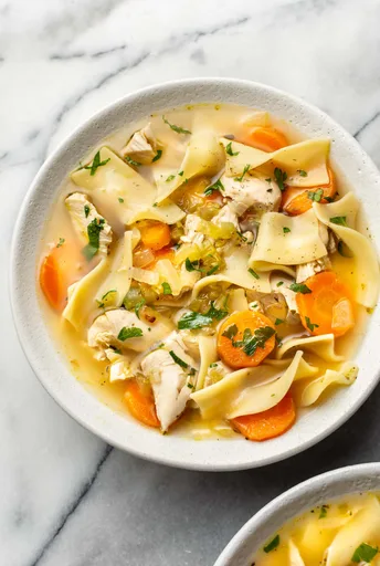 Sopa de pollo con fideos fácil