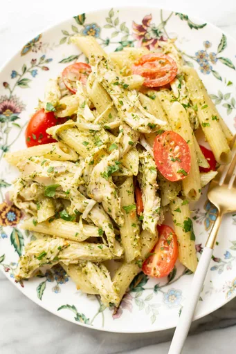 Ensalada de pasta con pollo al pesto