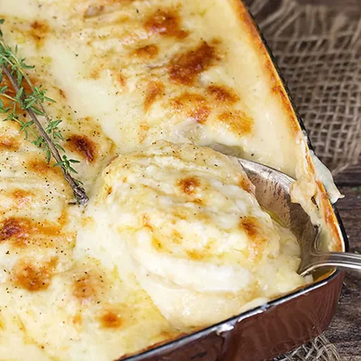 Patatas gratinadas con beicon y queso cheddar curado