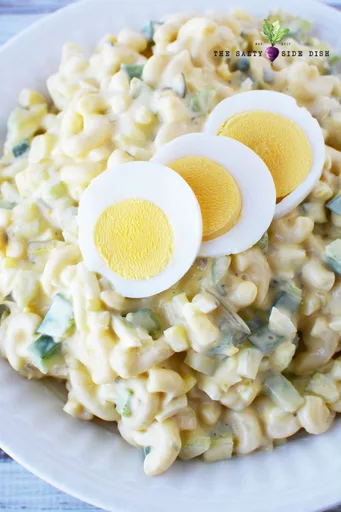 Ensalada clásica de macarrones (con pepinillo encurtido)