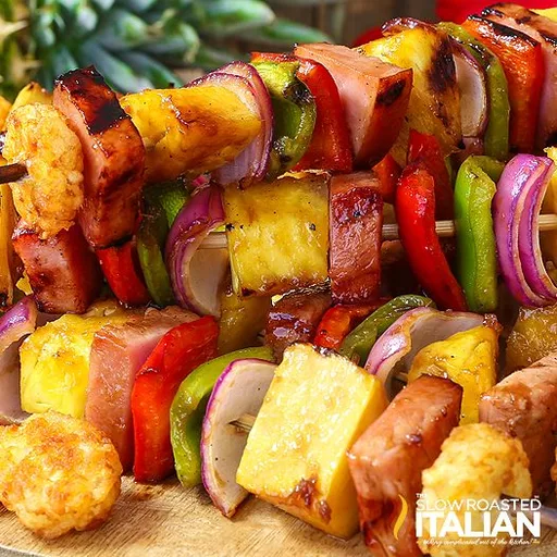 Brochetas hawaianas a la parrilla con jamón y piña