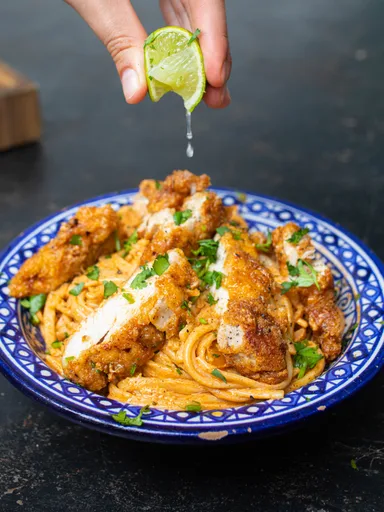 Linguine crujiente con fajitas de pollo
