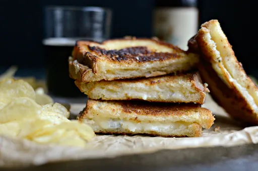 Sándwich de queso fundido gourmet con tres quesos