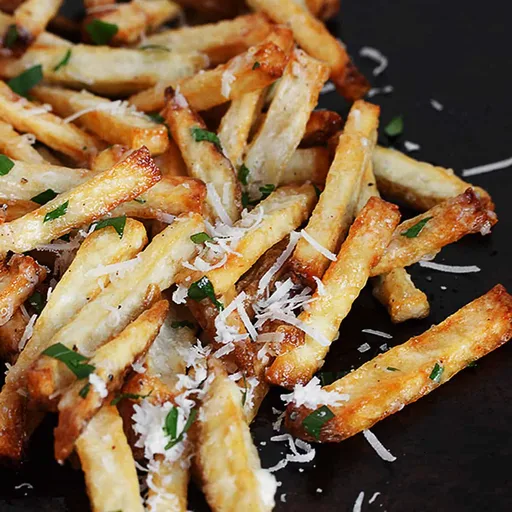 Patatas fritas fáciles con alioli de ajo y parmesano