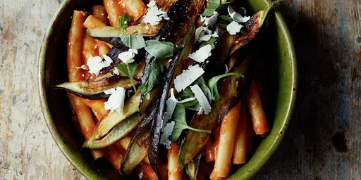 Pasta con berenjenas y tomates