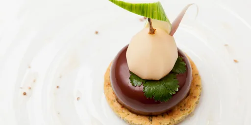 Pera Escalfada al Vacío con Hierbas, Hierba Luisa y Chocolate Amargo
