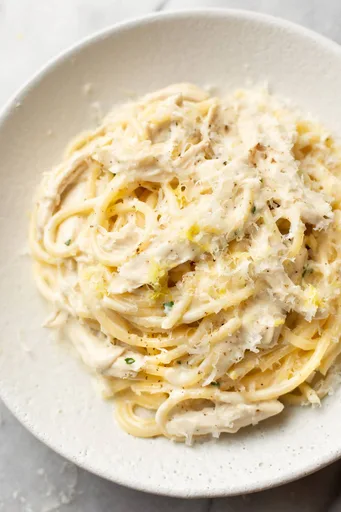 Pasta cremosa de pollo al limón