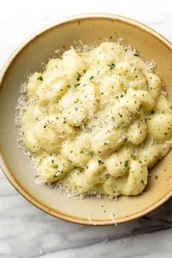 Gnocchi cremosos al pesto