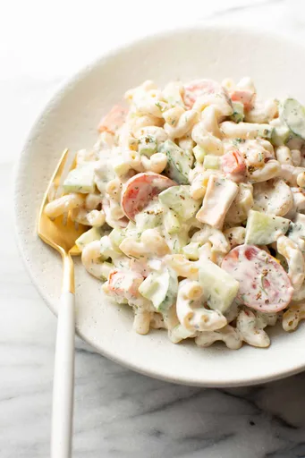 Ensalada de pasta cremosa con atún