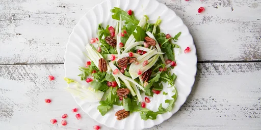 Ensalada de rúcula, pecanas y granada