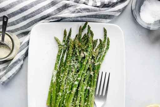Espárragos asados al limón, ajo y parmesano